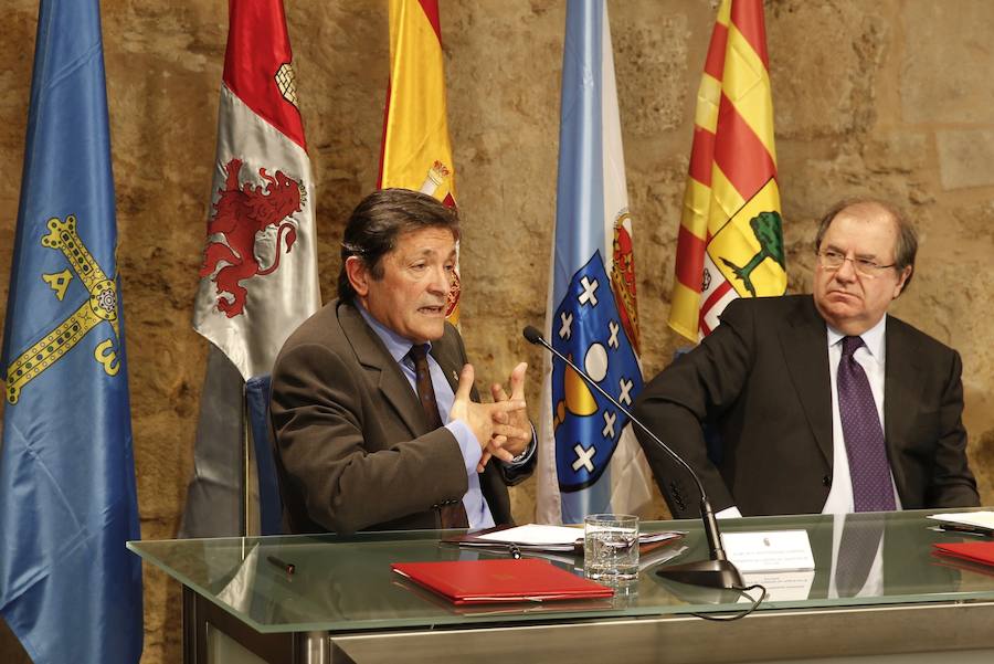 Los presidentes de Asturias, Galicia, Castilla y León y Aragón se han reunido en León para analizar problemas comunes y hacer un frente común. La despoblación, la financiación autonómica y el futuro del carbón son algunos de los temas abordados.