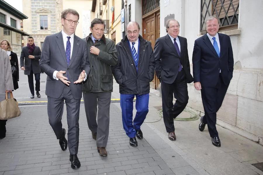 Los presidentes de Asturias, Galicia, Castilla y León y Aragón se han reunido en León para analizar problemas comunes y hacer un frente común. La despoblación, la financiación autonómica y el futuro del carbón son algunos de los temas abordados.