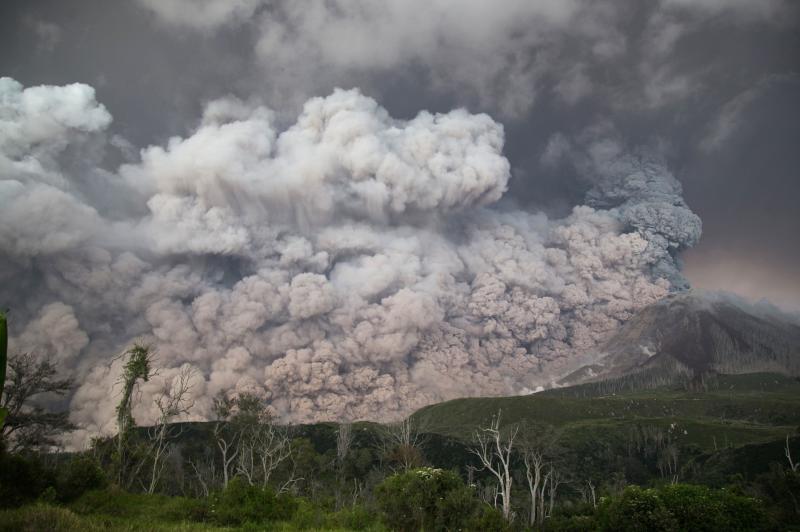 El Sinabung llevaba 4 siglos inactivo hasta 2010. Desde ese año, se han registrado erupciones en el 2014 y el 2016, dejando un total de 25 muertos