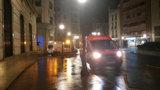 Ambulancia y Policía Local durante la intervención. 