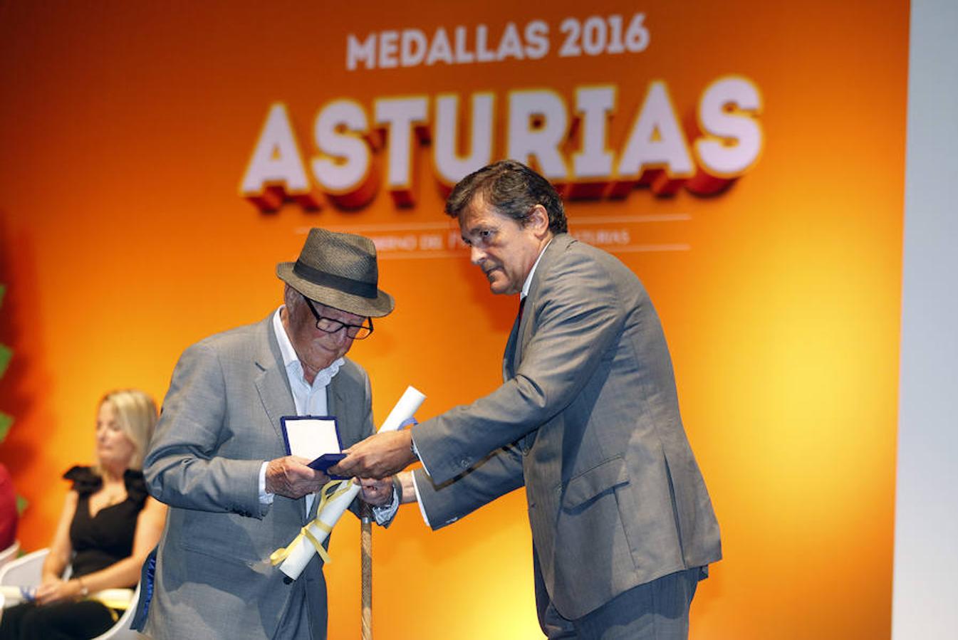 Alejandro Mieres durante la entrega de la Medalla de Plata.