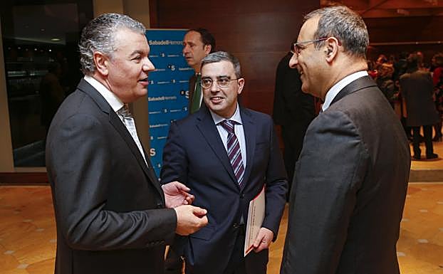 Belarmino Feito departe con Fernando Lastra y Marcelino Gutiérrez. 