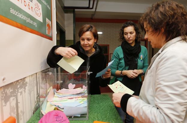 Moriyón lee mensajes de alumnos para los niños de Galbán. :: P. UCHA