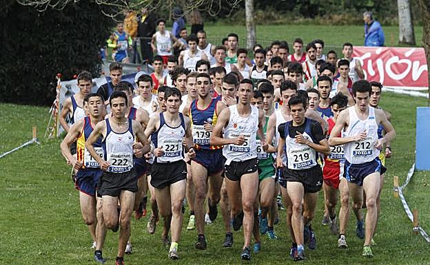 Prueba masculina del Campeonato de España de Campo a Través celebrado en el circuito del parque fluvial del Piles, en Viesques.