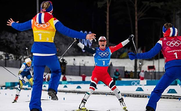 Marit Björgen celebra el bronce. 