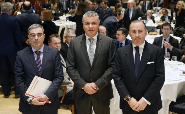 El presidente de Fade, Belarmino Feito, en el centro, junto a Marcelino Gutiérrez, director de EL COMERCIO, y Pablo Junceda, director general de SabadellHerrero. 