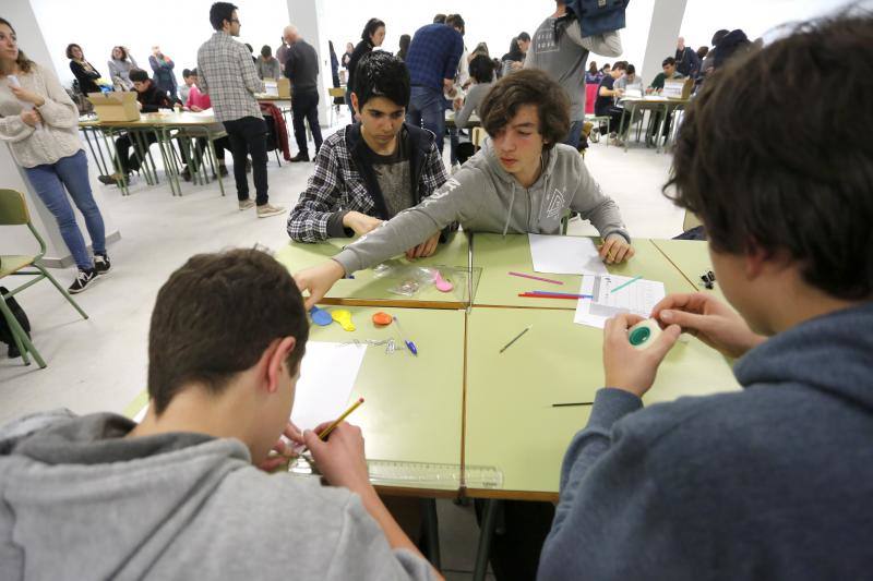 La Escuela Politécnica de Ingeniería de Gijón acoge una competición en el que participaron 22 equipos de toda Asturias en el que construyeron un vehículo propulsado por aire utilizando exclusivamente material de oficina. 