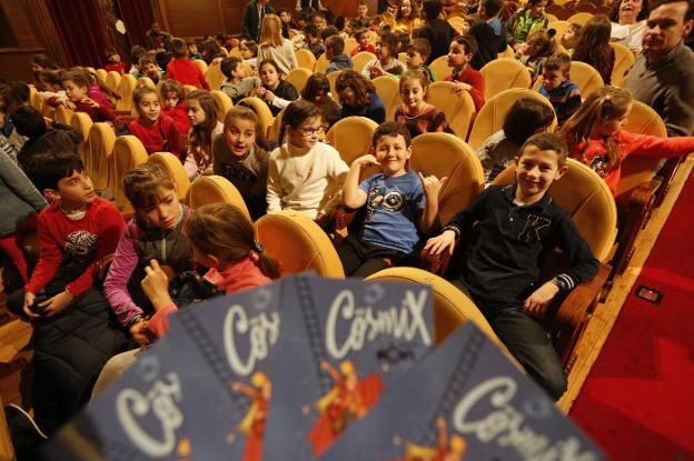 Niños, en una sesión para escolares en el Teatro Jovellanos. 