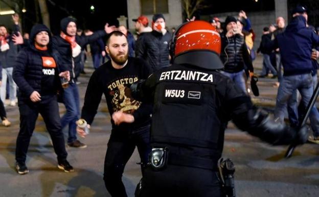 Así empezó la batalla entre la Ertzaintza y los aficionados del Spartak de Moscú en San Mamés