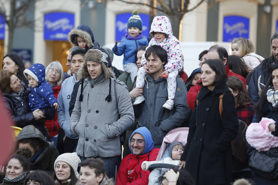 La penúltima jornada de la Feria Europea de Artes Escénicas para Niños y Niñas ha ofrecido espectáculos llenos de ingenio en diferentes puntos de la ciudad que los pequeños han disfrutado a pesar de las bajas temperaturas.