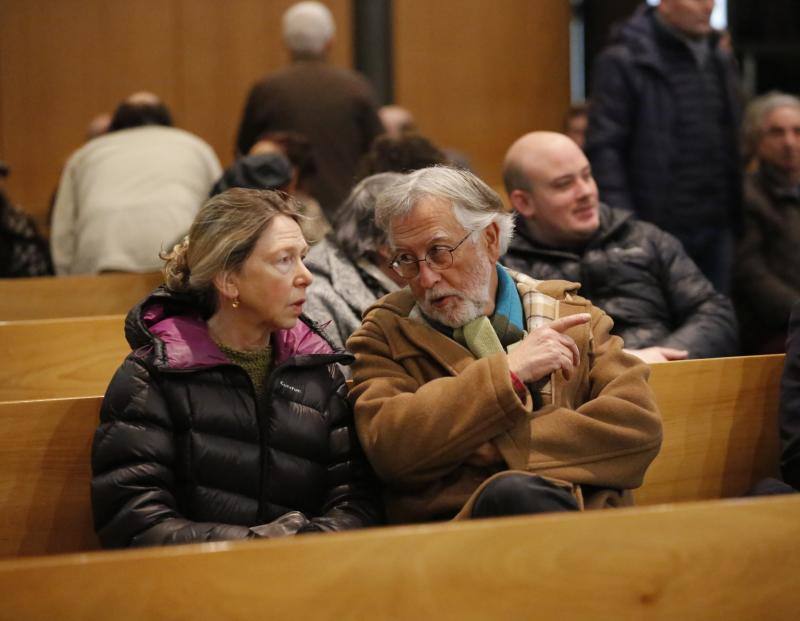 Lleno en el emotivo acto civil en la capilla del Tanatorio de Cabueñes para dar el último adiós a un artista íntegro.