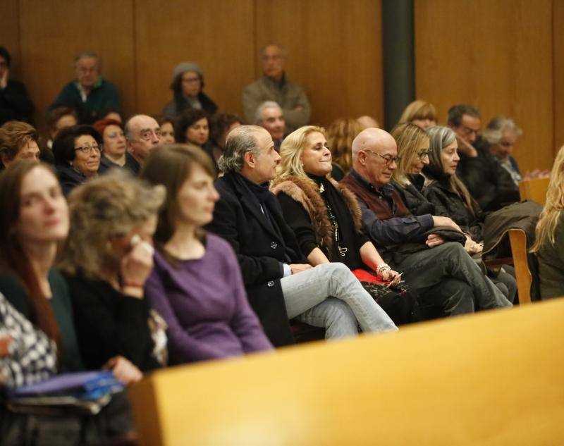 Lleno en el emotivo acto civil en la capilla del Tanatorio de Cabueñes para dar el último adiós a un artista íntegro.