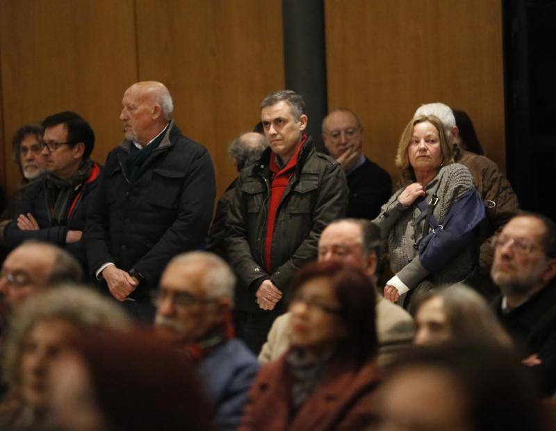 Lleno en el emotivo acto civil en la capilla del Tanatorio de Cabueñes para dar el último adiós a un artista íntegro.