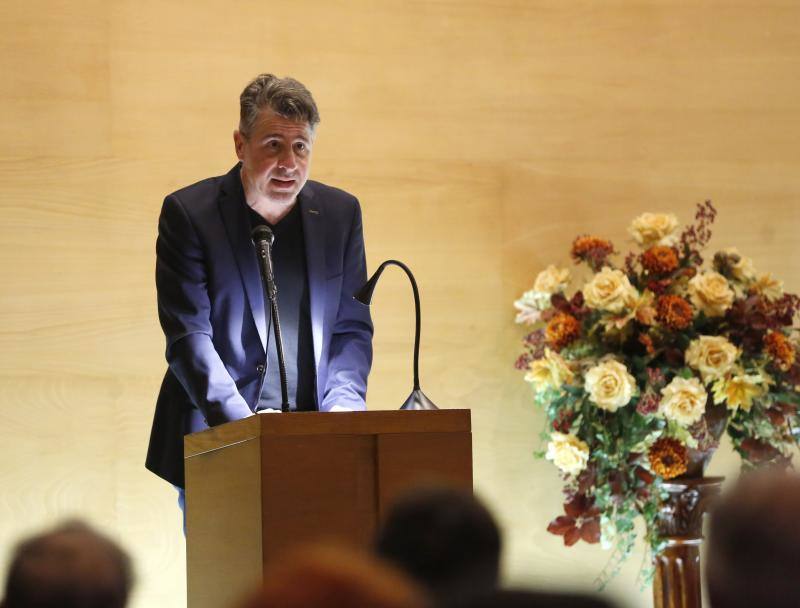 Lleno en el emotivo acto civil en la capilla del Tanatorio de Cabueñes para dar el último adiós a un artista íntegro.