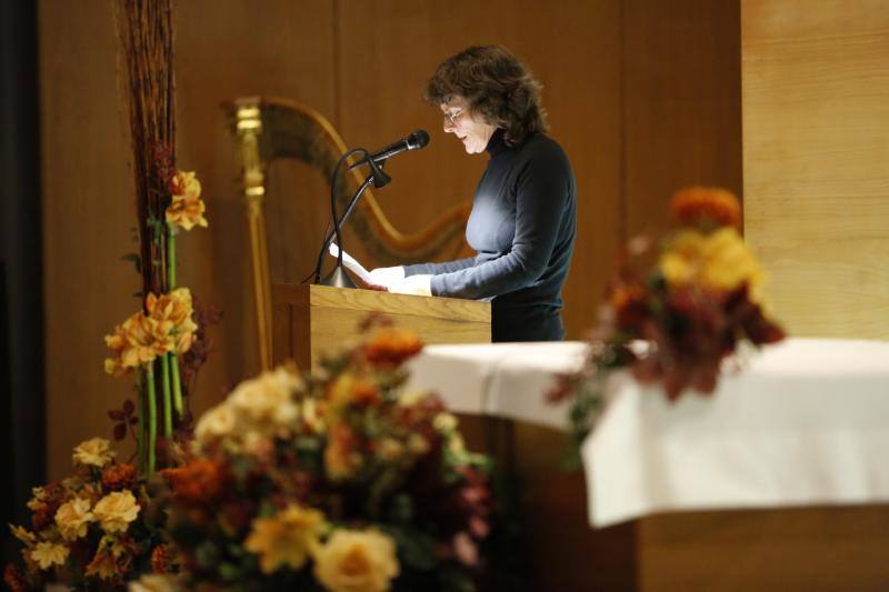 Lleno en el emotivo acto civil en la capilla del Tanatorio de Cabueñes para dar el último adiós a un artista íntegro.