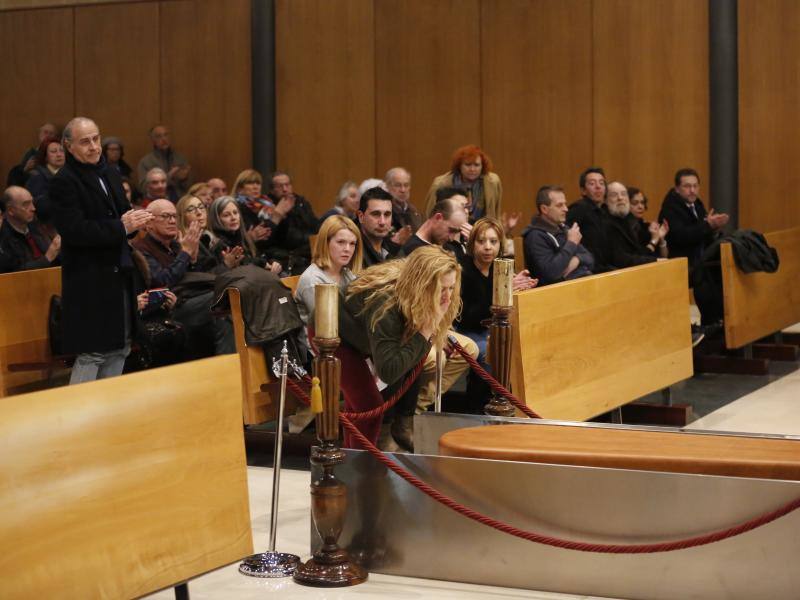 Lleno en el emotivo acto civil en la capilla del Tanatorio de Cabueñes para dar el último adiós a un artista íntegro.