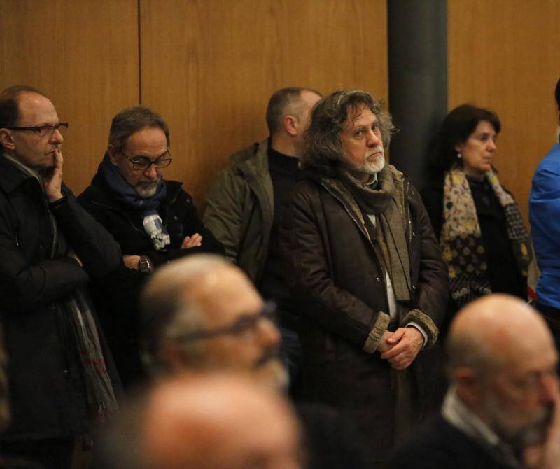 Lleno en el emotivo acto civil en la capilla del Tanatorio de Cabueñes para dar el último adiós a un artista íntegro.
