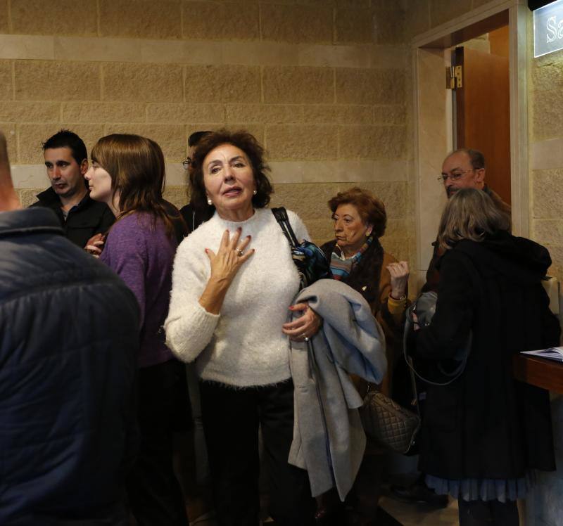 Lleno en el emotivo acto civil en la capilla del Tanatorio de Cabueñes para dar el último adiós a un artista íntegro.