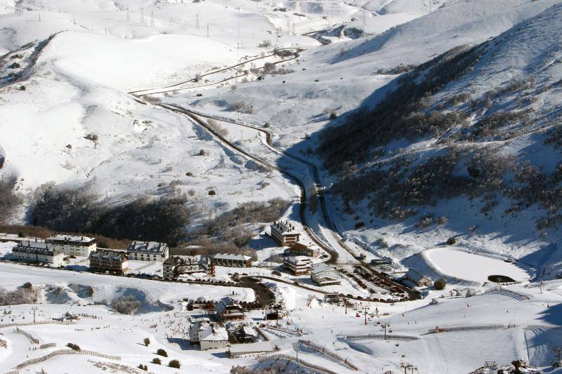 Fuentes de invierno y Valgrande-Pajares, preparadas para recibir este fin de semana de los muchos esquiadores que quieren disfrutar de las pistas asturianas.