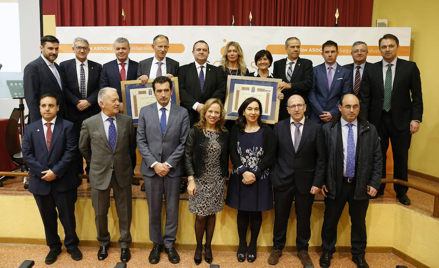 El consejero de Empleo, Industria y Turismo, Isaac Pola, y el rector de la Universidad de Oviedo, Santiago García Granda, han participado en el acto de entrega de la 9ª edición de los galardones desarrollada en la Escuela Politécnica de Ingeniería de Gijón