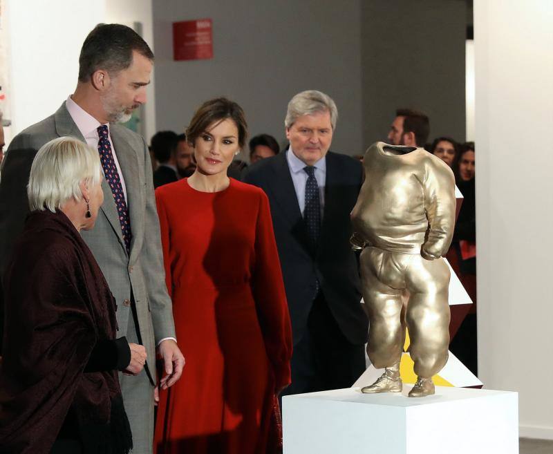 Camisa con mangas abullonadas y falda larga, botas mosquetero y bolso. Todo rojo. La Reina ha vuelto a ser protagonista en la inauguración de ARCO por un look red total.