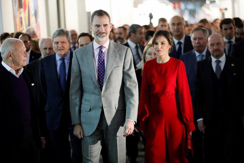 Camisa con mangas abullonadas y falda larga, botas mosquetero y bolso. Todo rojo. La Reina ha vuelto a ser protagonista en la inauguración de ARCO por un look red total.