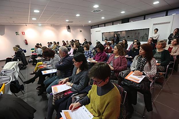 Publico, mayoritariamente femenino, asistente al a la jornada, celebrada ayer. 