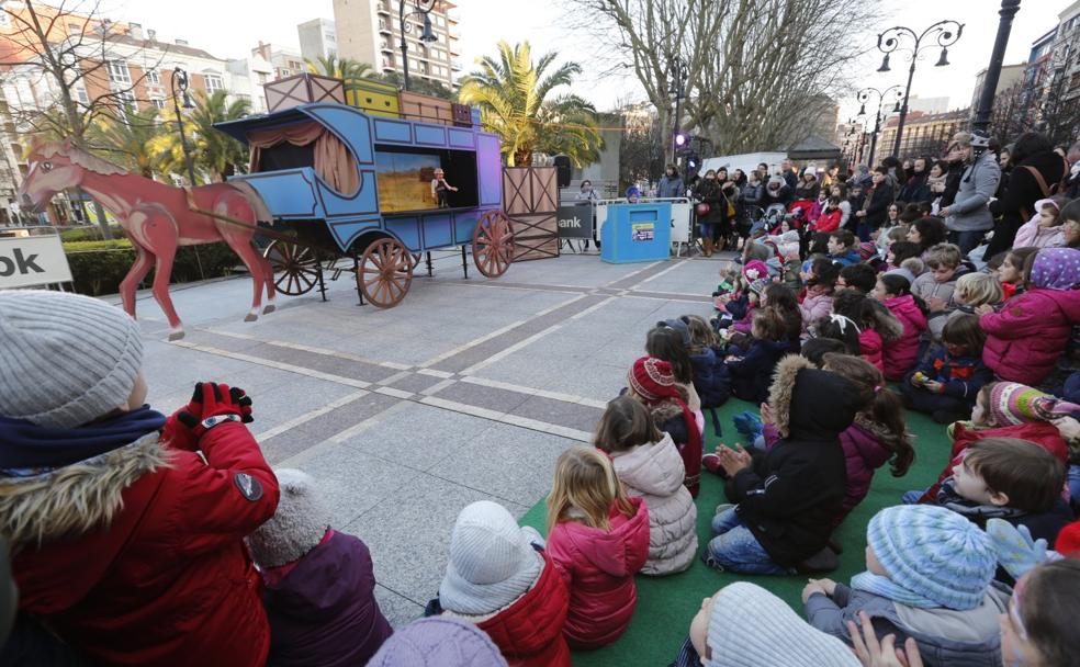 'El carruaje de los sueños' llenó de magia y reunió a decenas de niños en Begoña. 