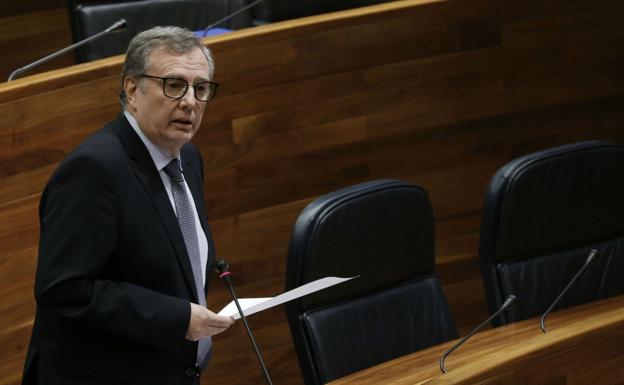 El consejero de Sanidad, Francisco del Busto, durante su intervención en el Pleno de la Junta. 