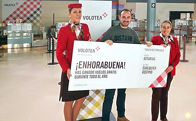 David Carus recibe su premio en el aeropuerto de Asturias. 