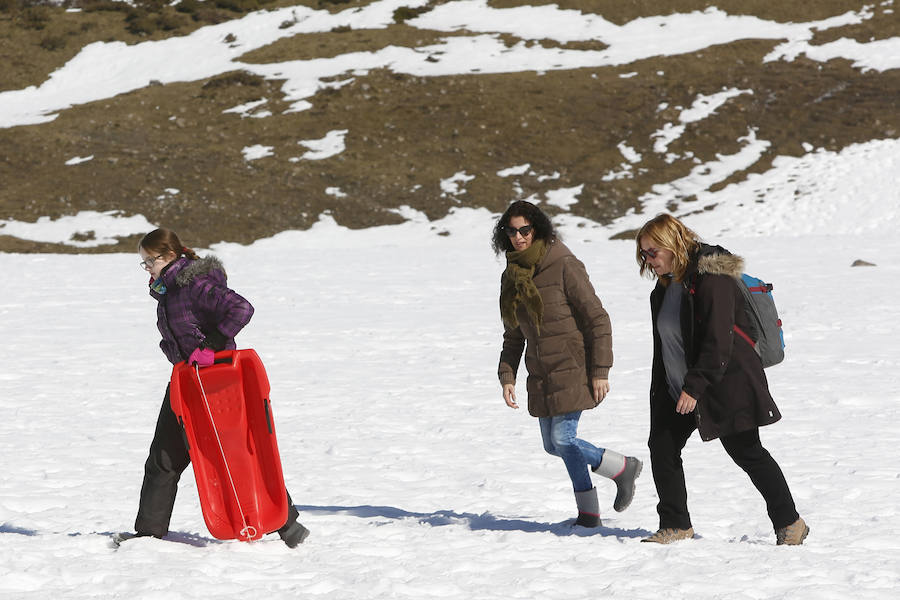 De Oriente a Occidente, el Principado ha disfrutado este sábado de un espléndido día para contemplar el paisaje o practicar deportes de invierno. 