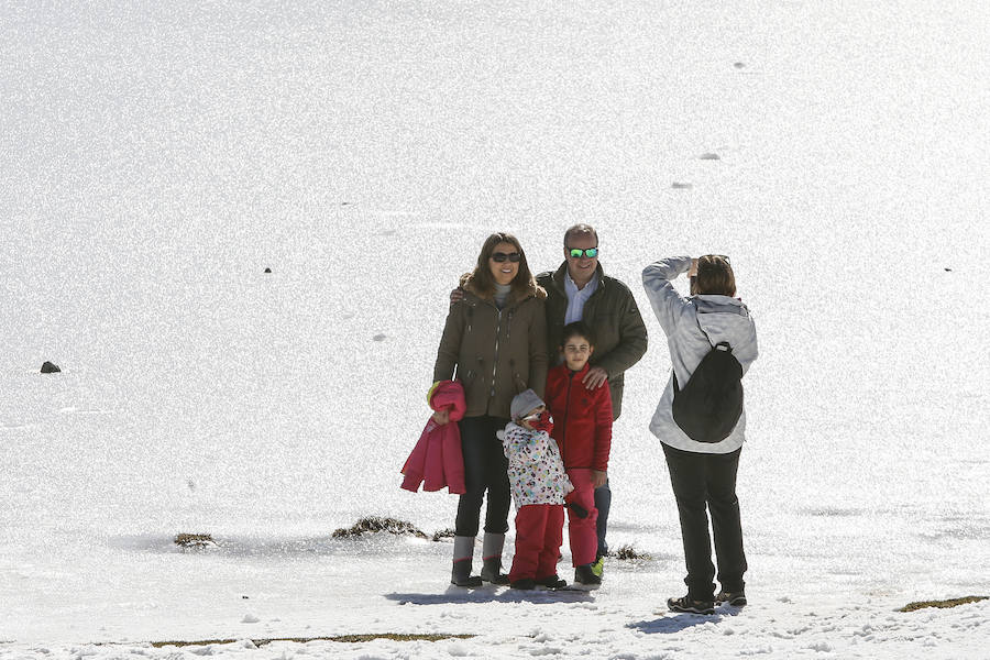 De Oriente a Occidente, el Principado ha disfrutado este sábado de un espléndido día para contemplar el paisaje o practicar deportes de invierno. 