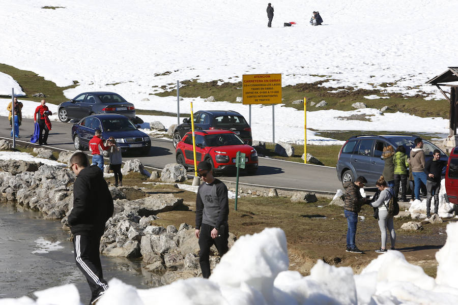 De Oriente a Occidente, el Principado ha disfrutado este sábado de un espléndido día para contemplar el paisaje o practicar deportes de invierno. 