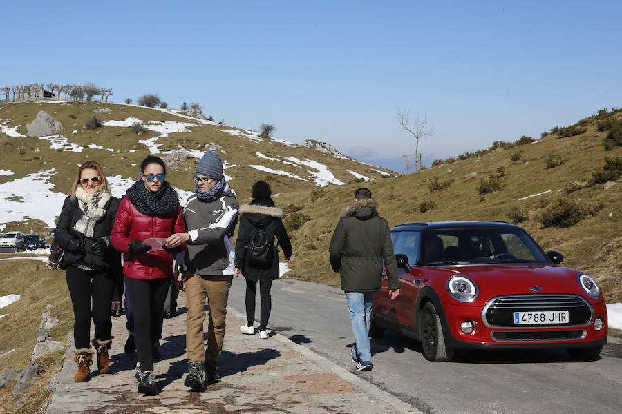 De Oriente a Occidente, el Principado ha disfrutado este sábado de un espléndido día para contemplar el paisaje o practicar deportes de invierno. 