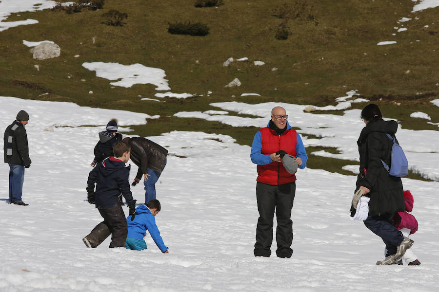 De Oriente a Occidente, el Principado ha disfrutado este sábado de un espléndido día para contemplar el paisaje o practicar deportes de invierno. 