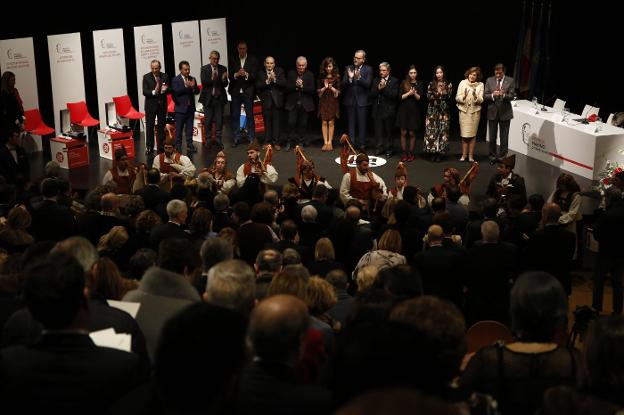 Los premiados, con las autoridades, tras la entrega de premios en el Nuevo teatro de La Felguera. 