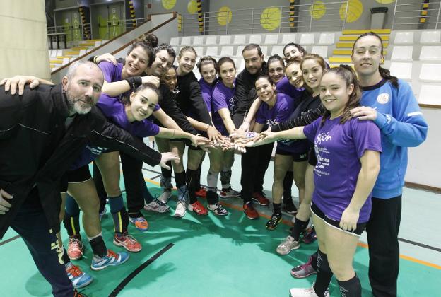 La plantilla del Mavi, con los técnicos Diego Lafuente, Maga y Aguado, en un entrenamiento. 