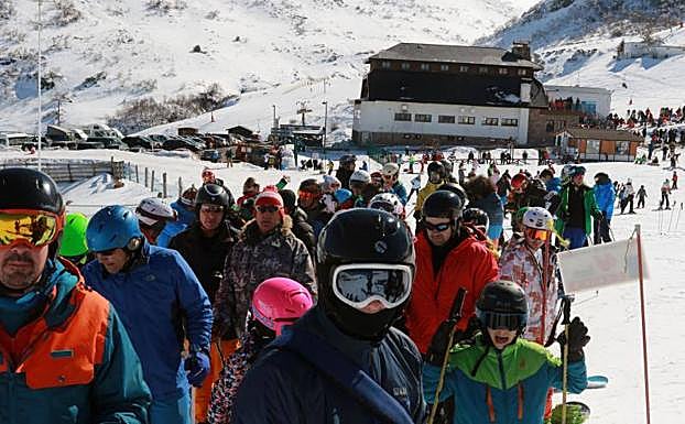 Imagen. Los apasionados de los deportes de invierno han disfrutado de una jornada perfecta en Asturias 
