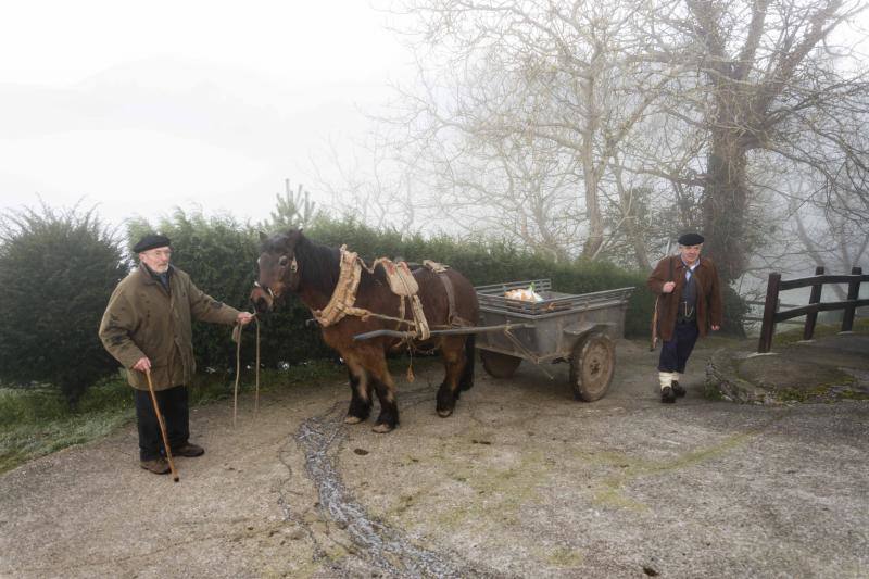 Un desayuno de época en el que no faltaron ni las escopetas con más solera ni las madreñes, congrega a los apasionados de este deporte en el oriente asturiano.