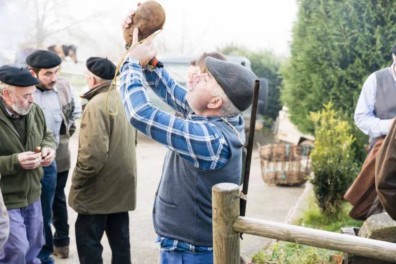 Un desayuno de época en el que no faltaron ni las escopetas con más solera ni las madreñes, congrega a los apasionados de este deporte en el oriente asturiano.