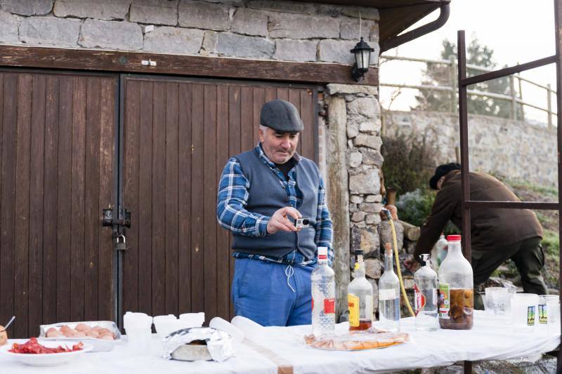 Un desayuno de época en el que no faltaron ni las escopetas con más solera ni las madreñes, congrega a los apasionados de este deporte en el oriente asturiano.