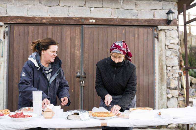 Un desayuno de época en el que no faltaron ni las escopetas con más solera ni las madreñes, congrega a los apasionados de este deporte en el oriente asturiano.