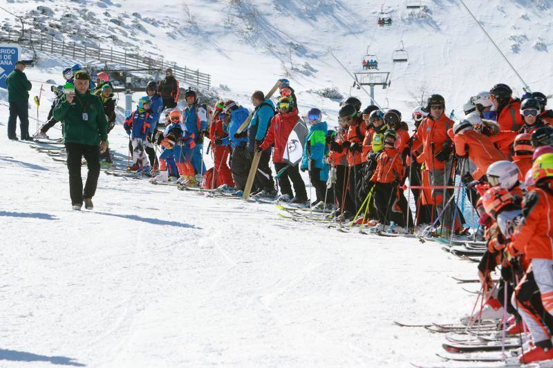 El sol y la cantidad de nieve en las pistas de esquí han llenado las instalaciones de Valgrande-Pajares y Fuentes de Invierno con miles de aficionados decididos a disfrutar de los deportes de invierno. En el Occidente, numerosas personas se acercaron a los lagos de Somiedo