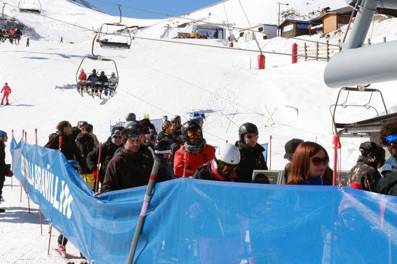 El sol y la cantidad de nieve en las pistas de esquí han llenado las instalaciones de Valgrande-Pajares y Fuentes de Invierno con miles de aficionados decididos a disfrutar de los deportes de invierno. En el Occidente, numerosas personas se acercaron a los lagos de Somiedo