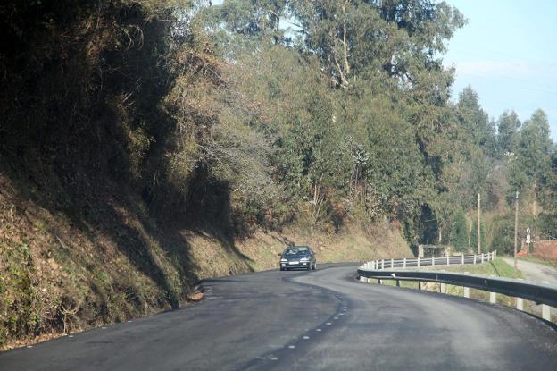 Carretera de Avilés a Trubia. El periodo geológico Silúrico comienza hace 444 millones de años y terminó hace 416. Materiales de esta era y también fósiles se encuentran en la carretera de Avilés a Trubia y en los cabos Vidrias y Peñas, además de en Los Campos, Molleda, Ferrero y Bayas. 