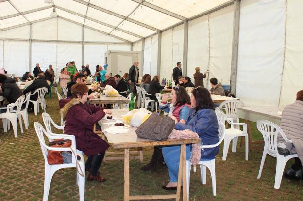 Los asistentes degustaron los oricios en las jornadas que celebra la parroquia de Bañugues. 