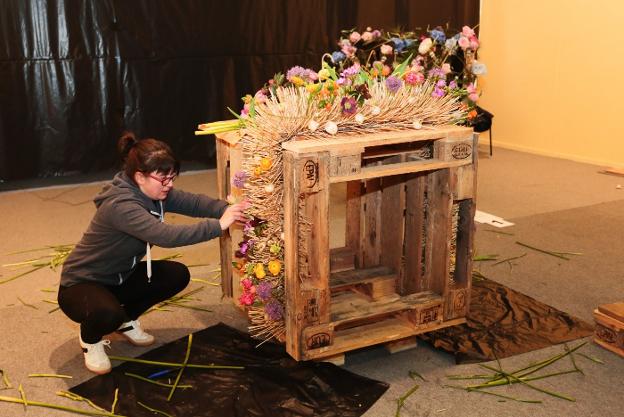 Una de las floristas prepara su obra. :: AURELIO FLÓREZ