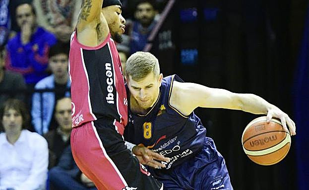 Tadas Rinkunas en una jugada del partido entre el Unión Financiera Baloncesto Oviedo y el Valladolid.