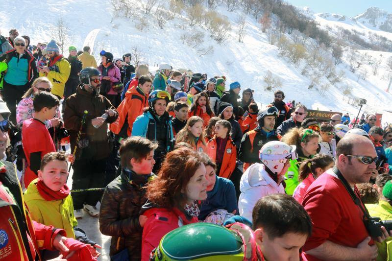 Un centenar de jóvenes esquiadores han participado en los Juegos Deportivos del Principado, celebrados en la estación de Fuentes de Invierno, abarrotada también por los muchos aficionados que se han acercado a disfrutar de la nieve.