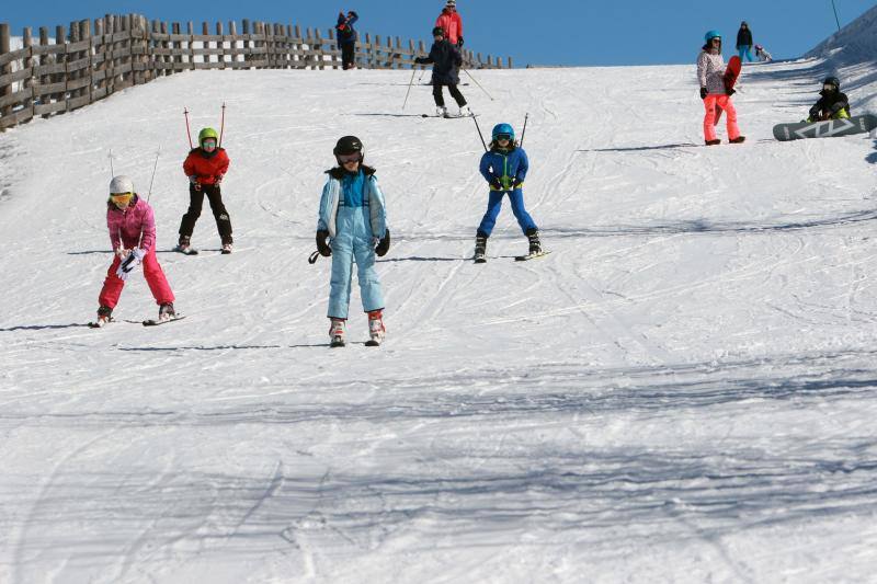 Un centenar de jóvenes esquiadores han participado en los Juegos Deportivos del Principado, celebrados en la estación de Fuentes de Invierno, abarrotada también por los muchos aficionados que se han acercado a disfrutar de la nieve.